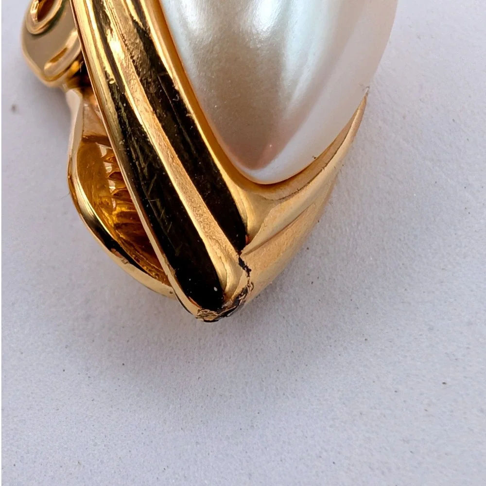 Vintage Monet Gold Tone Teardrop Faux Pearl Clip On Earrings 3805
